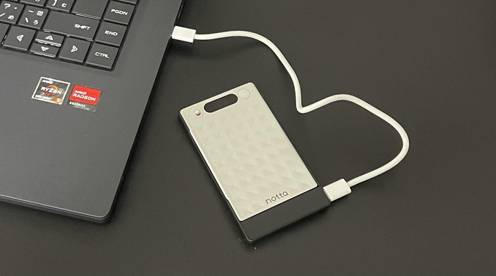 Notta MemoをPCに接続する様子。Type-C専用ケースが必要。