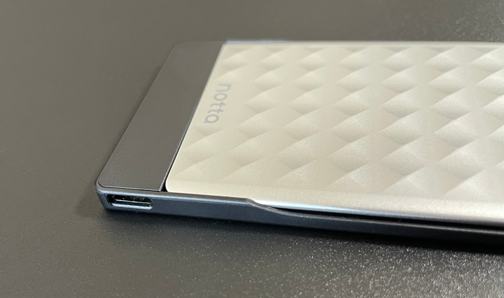 Notta MemoのType-C充電ケースを装着した画像。