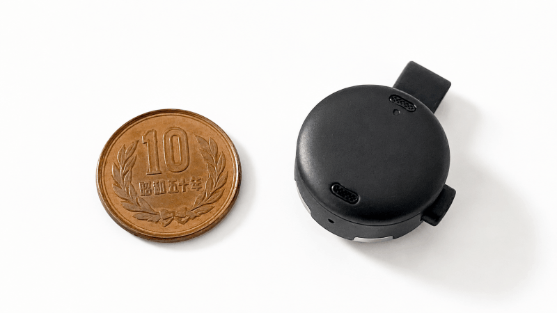 Anker Soundcore Workと10円の大きさを比べた比較画像。やや10円より大きいマイク本体のサイズ。